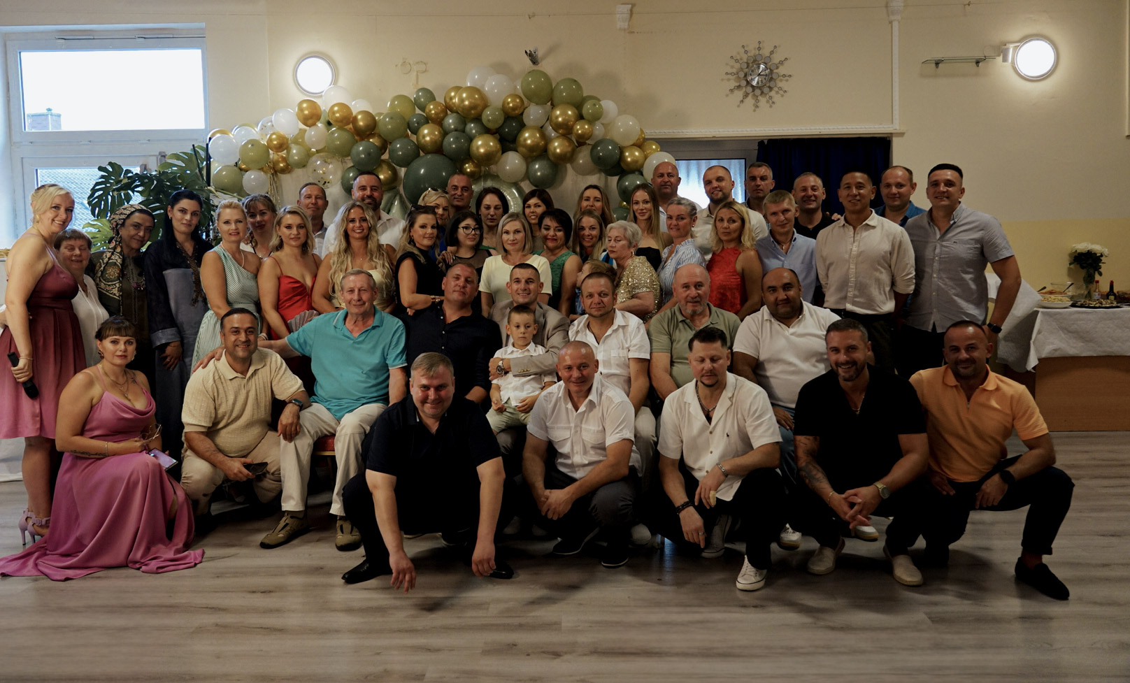Großes Gruppenbild aller Gäste im Festsaal