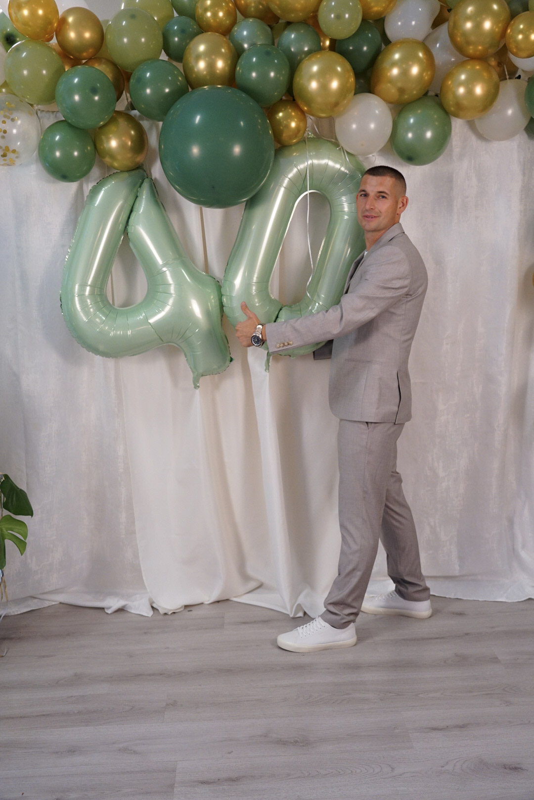 Der Jubilar mit den Zahlenballons zum 40. Geburtstag